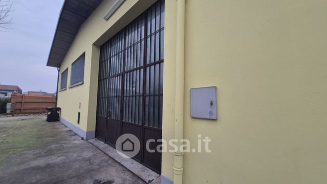 Capannone in commerciale in Via Archimede 244
