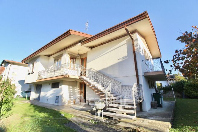Casa indipendente in residenziale in Via Giacomo Leopardi 9