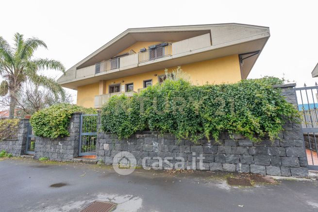 Casa bi/trifamiliare in residenziale in Via Antonino di Sangiuliano 68