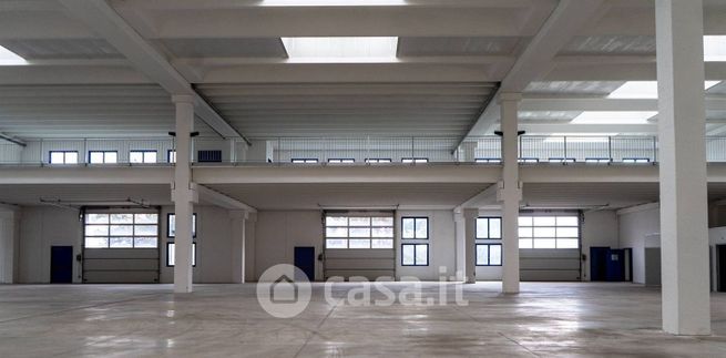 Capannone in commerciale in