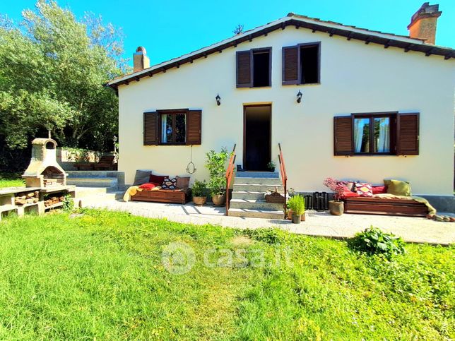 Villa in residenziale in punta del lago