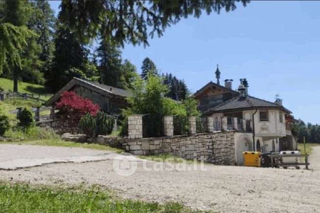 Casa indipendente in residenziale in Via Negheli 58