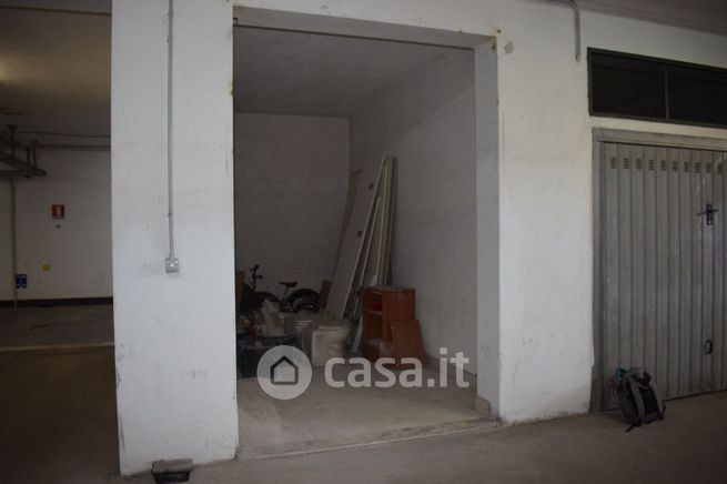 Box/posto auto in residenziale in Alveo Santo Spirito 13