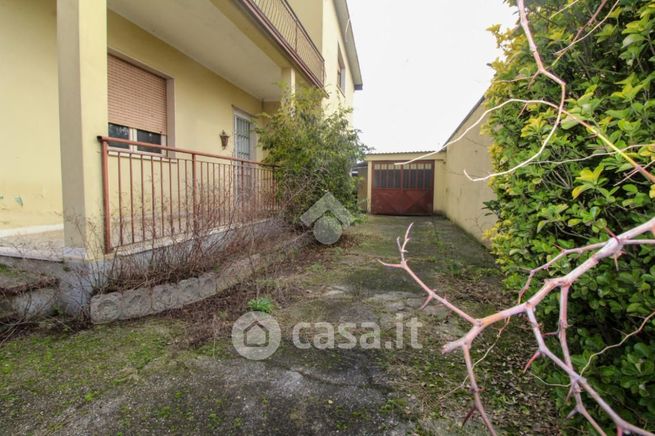 Casa bi/trifamiliare in residenziale in Viale Rimembranze 115