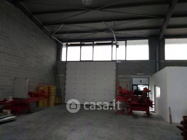 Capannone in commerciale in Via a. Manzoni