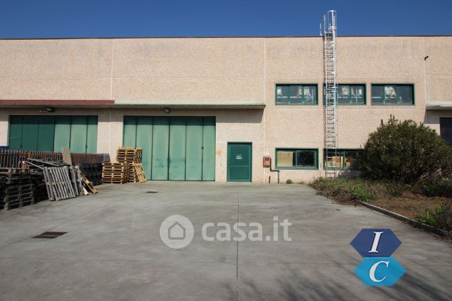 Capannone in commerciale in Via Giovanni Falcone