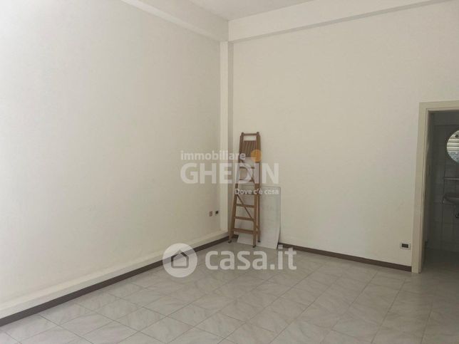 Ufficio in commerciale in 