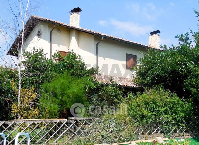 Casa bi/trifamiliare in residenziale in Via della Liberazione
