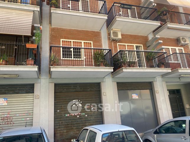 Negozio/locale commerciale in commerciale in Via Alberto Calza Bini