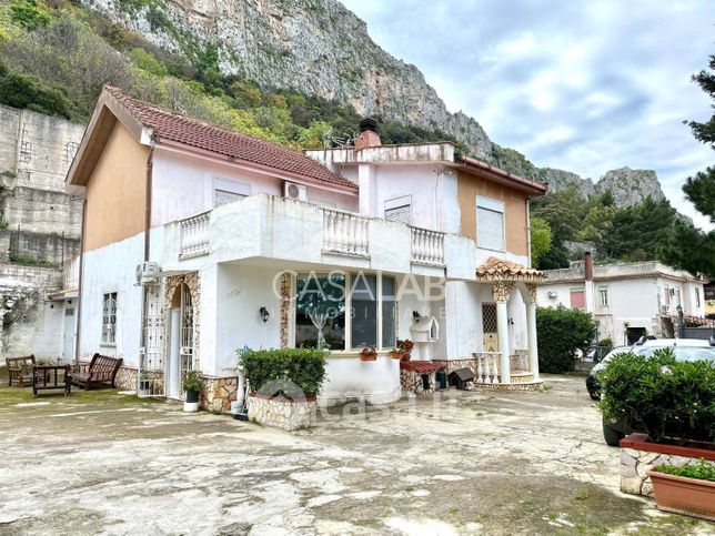 Villa in residenziale in Via Don L. Sturzo 193