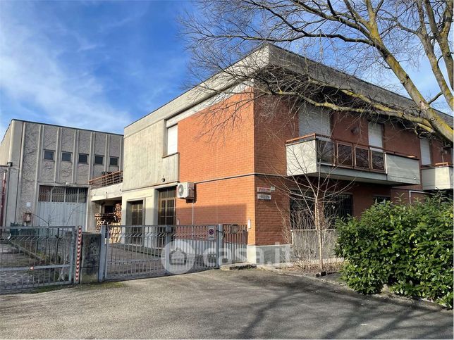 Capannone in commerciale in 