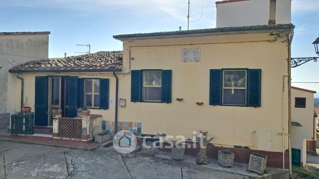 Casa bi/trifamiliare in residenziale in Via E. de Nicola