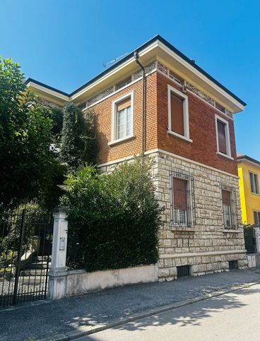 Villa in residenziale in Via Monte Suello