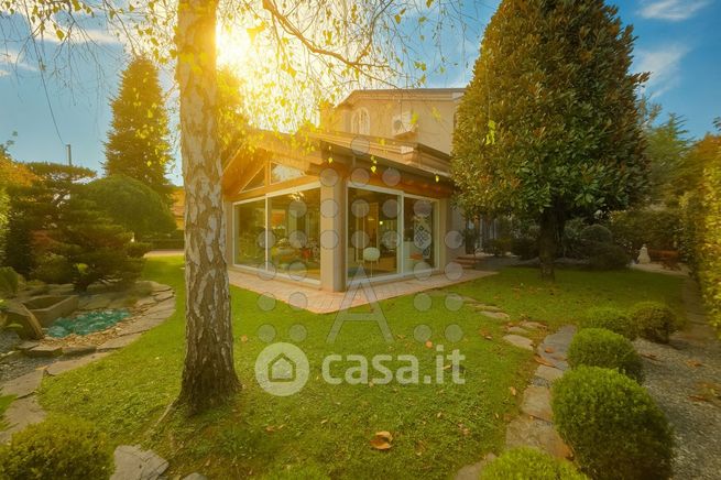Casa bi/trifamiliare in residenziale in 