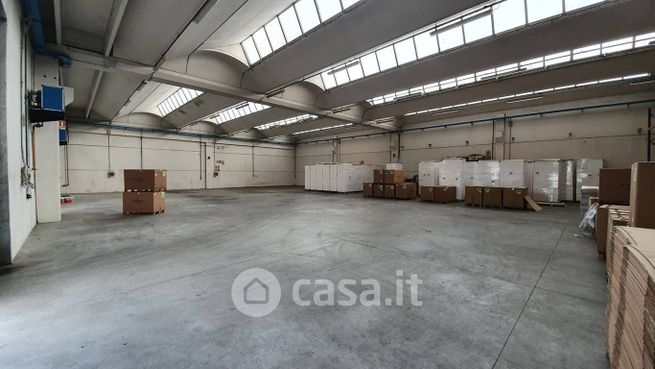 Capannone in commerciale in