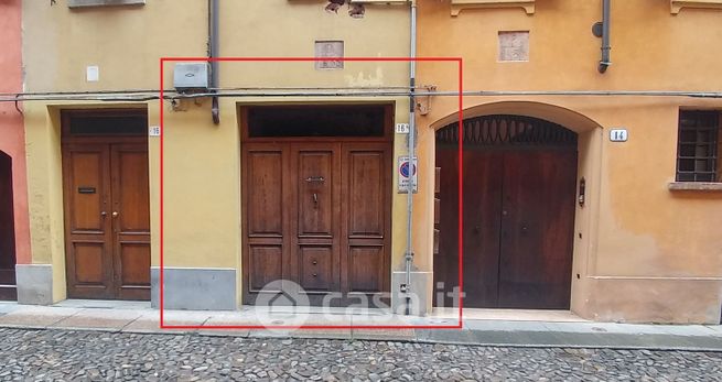 Garage/posto auto in residenziale in Via Santissima TrinitÃ  14