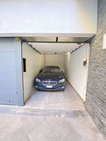 Garage/posto auto in residenziale in Viale Abruzzi 43