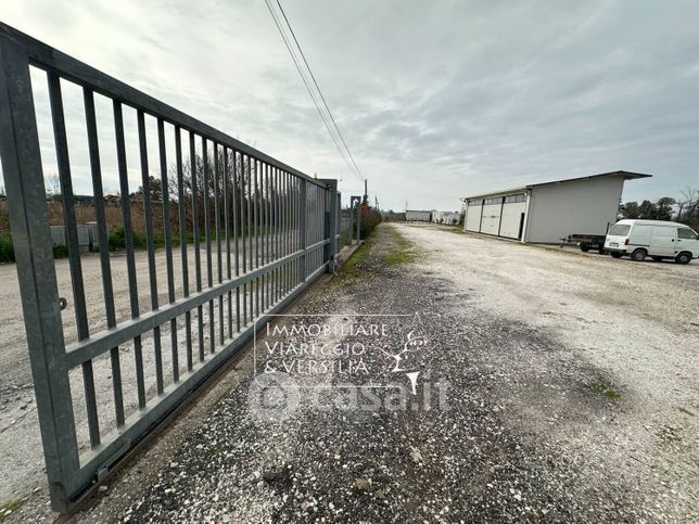 Capannone in commerciale in Via del Guado