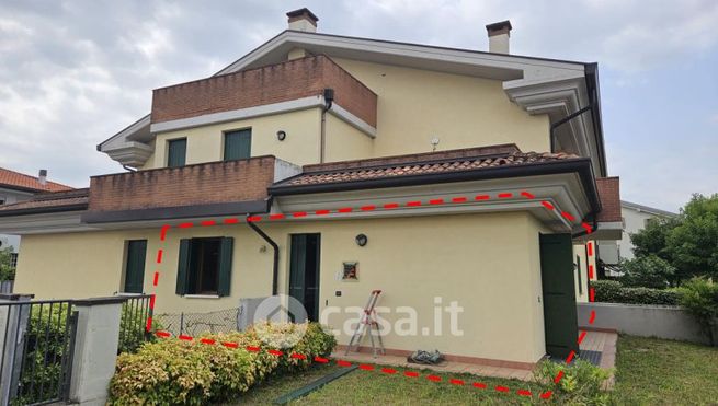 Ufficio in commerciale in Via E. Montale