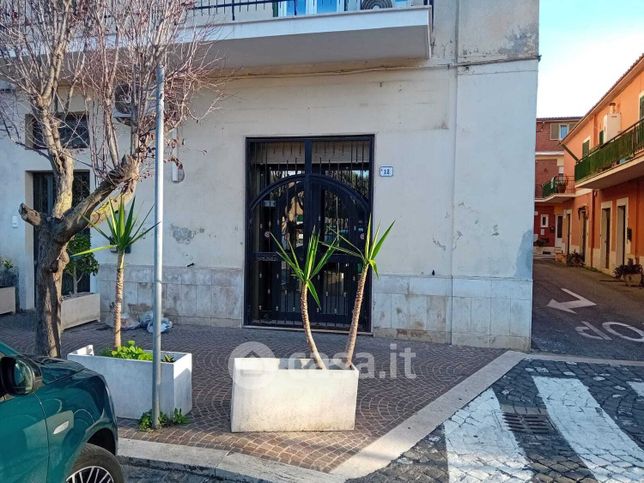 Negozio/locale commerciale in commerciale in Piazza del Popolo 12