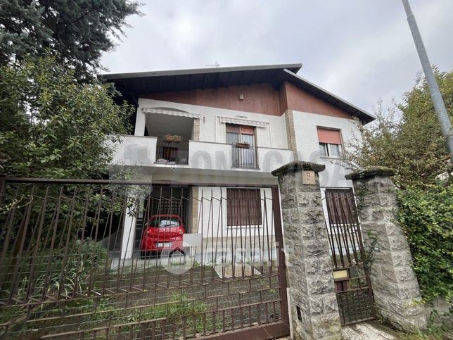 Villa in residenziale in Via Francesco Petrarca