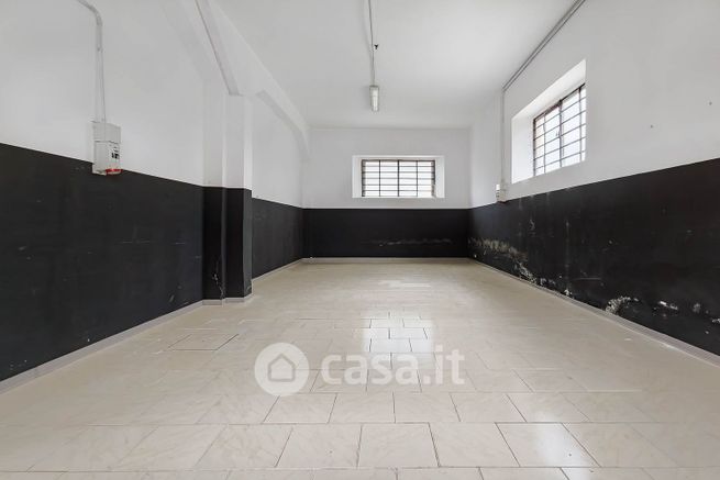 Capannone in commerciale in 
