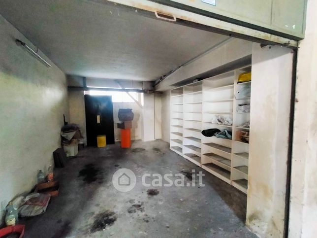 Box/posto auto in residenziale in Via Freri Antonello 10