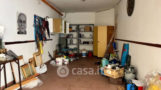 Box/posto auto in residenziale in Via GiosuÃ¨ Carducci 11