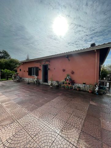 Villa in residenziale in Via Colle del Tesoro