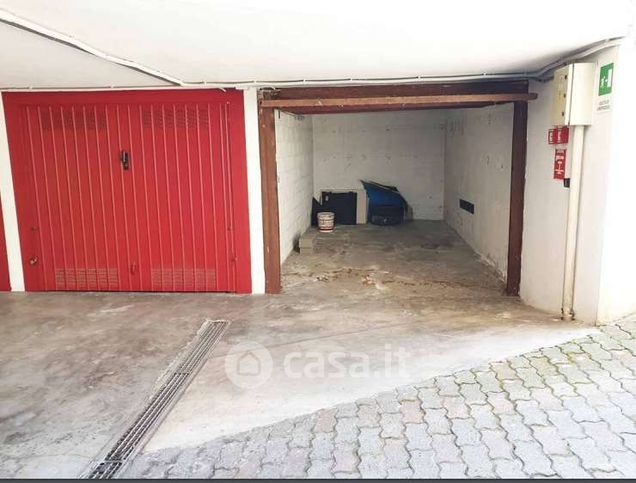 Garage/posto auto in residenziale in Via Praga 3