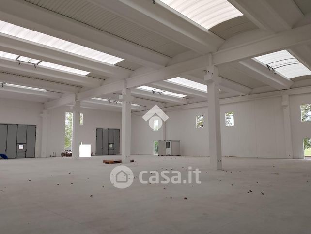 Capannone in commerciale in Via Stoccolma 9
