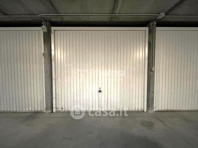 Box/posto auto in residenziale in Via Monte Pasubio 22