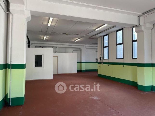 Capannone in commerciale in