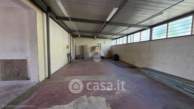 Capannone in commerciale in Via Cisa 95