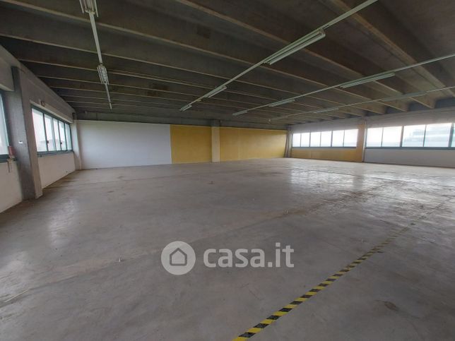 Capannone in commerciale in Via G. Leopardi 13