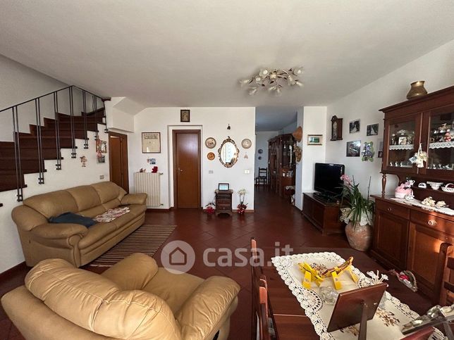 Casa bi/trifamiliare in residenziale in Via Val di Vico