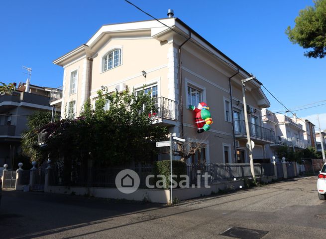 Casa bi/trifamiliare in residenziale in Via Piemonte