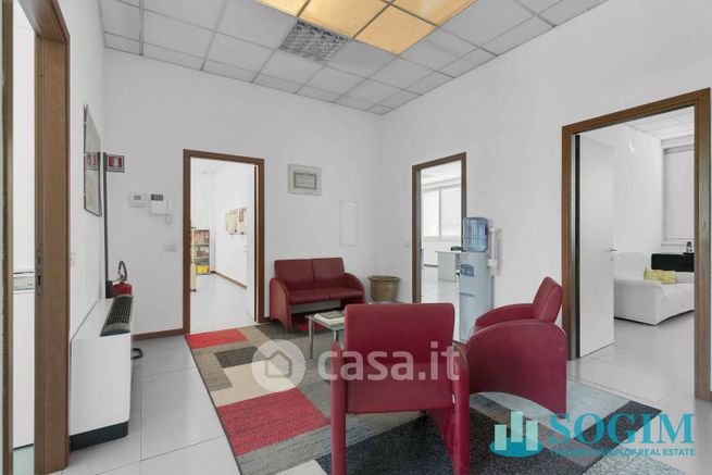Capannone in commerciale in Via Libero Biagi 65