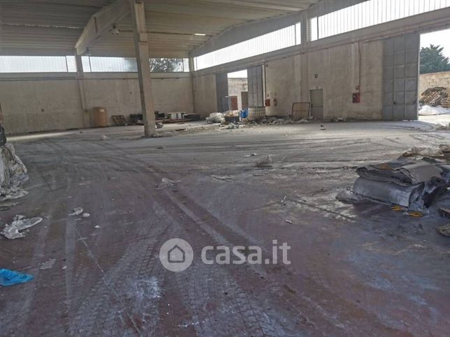 Capannone in commerciale in Via Riccardo Moretti 4