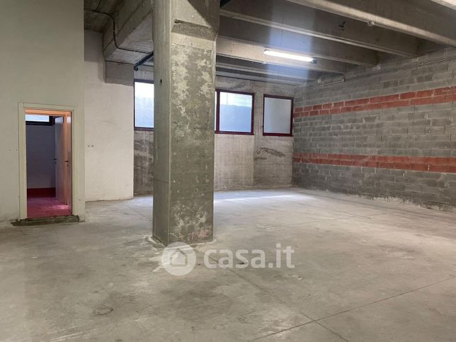 Capannone in commerciale in