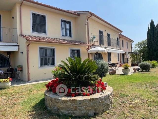 Casa indipendente in residenziale in 