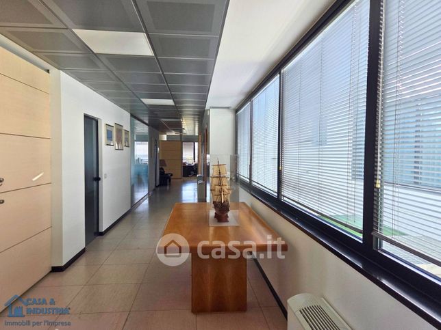 Ufficio in commerciale in Via Luigi Cadorna