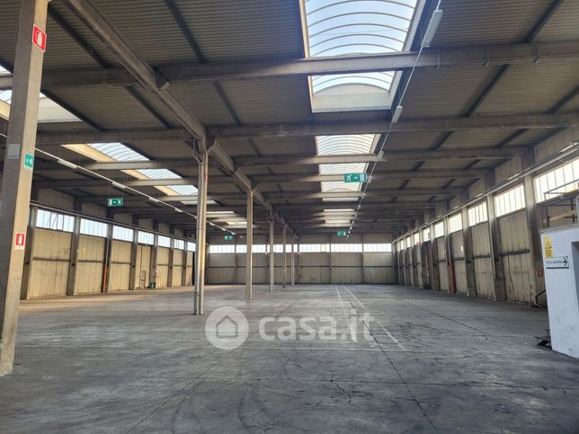 Capannone in commerciale in 