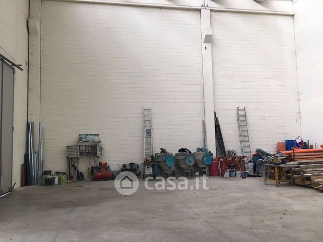 Capannone in commerciale in Viale Sabotino