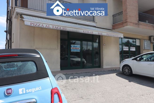 Negozio/locale commerciale in commerciale in Viale Gran Sasso 17
