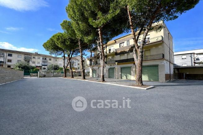 Capannone in commerciale in Via Rodolfo Morandi 23