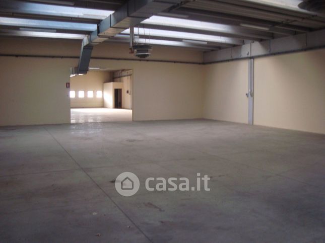 Capannone in commerciale in 