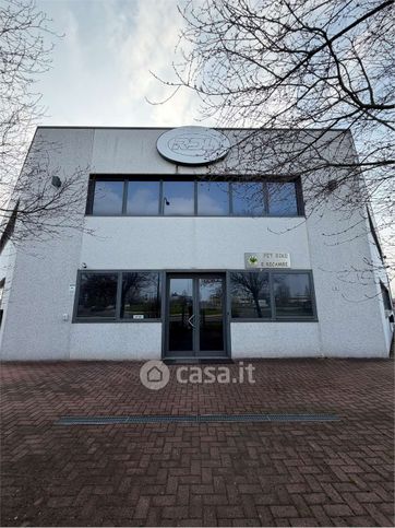 Capannone in commerciale in Via XXV Aprile 25