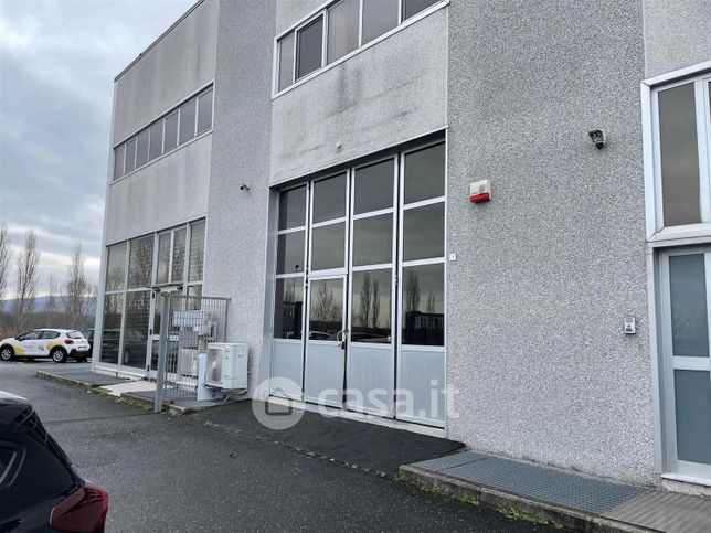 Capannone in commerciale in 