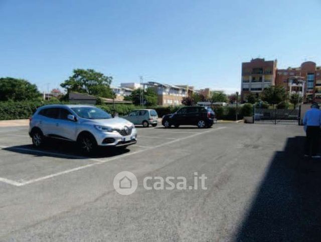 Box/posto auto in residenziale in Via Roberto Raviola